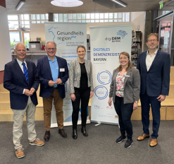  (v.l.n.r.): Dr. Jan Dorr, Prof. Dr. Peter Kolominsky-Rabas, Staatsministerin Judith Gerlach, Monika Gabel, Michael Baumann 