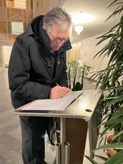  Oberbürgermeister Jürgen Herzing trägt sich in das Kondolenzbuch ein (Foto: Alexander Klotz / OrangeProduction)