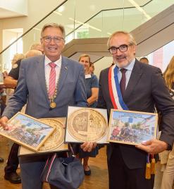  Oberbürgermeister Jürgen Herzing und Bürgermeister Arnaud Péricard tauschen Gastgeschenke aus (Alexander Klotz/OrangeProduction / Stadt Aschaffenburg).