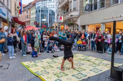  In der Fußgängerzone tritt Hinnerk Schichta mit seiner Tanzjonglage auf.