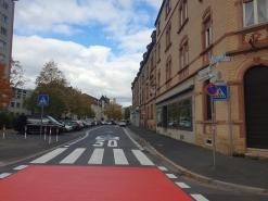 Rote Fläche an einer Kreuzung