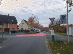  Rotmarkierung an Knotenpunkten und Einmündungen, hier an der Rhönstraße Rotwasserstraße