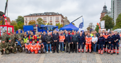 Gruppenbild Organisationen mit Blaulicht·fahrzeugen aus Aschaffenburg