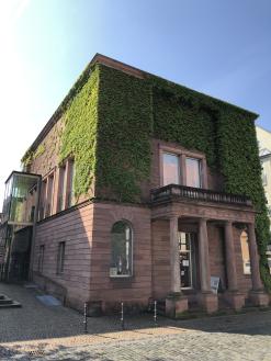  Begrüntes Sitzungssaalgebäude