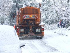  Mitarbeiter von der Stadt räumen Schnee. 